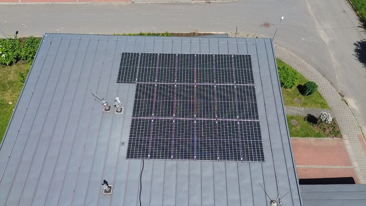 Detail fotovoltaických panelů na bytovém domě v Třinci